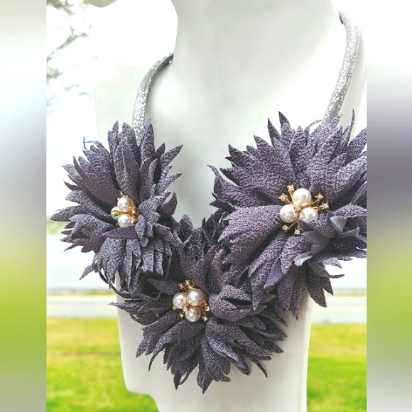 Flower petals statement necklace Grey NWT - Picture 1 of 5